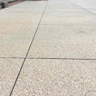 廊坊 黄金麻花岗岩石板材荔枝面地面铺装效果