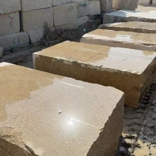 廊坊 黄金麻方料堆场洗料分选中，原材料充足