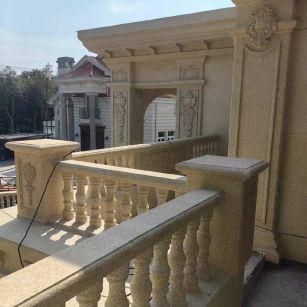 廊坊 黄金麻别墅外墙干挂雕花配合阳台栏杆花瓶柱