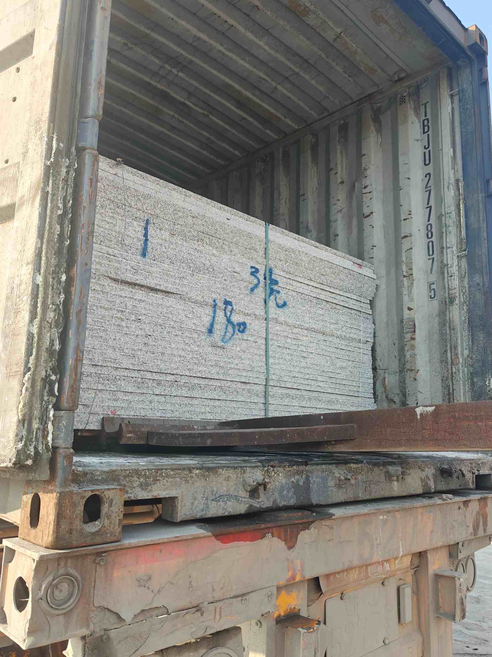 廊坊 芝麻白花岗岩石材3.0公分光面毛板装柜出货