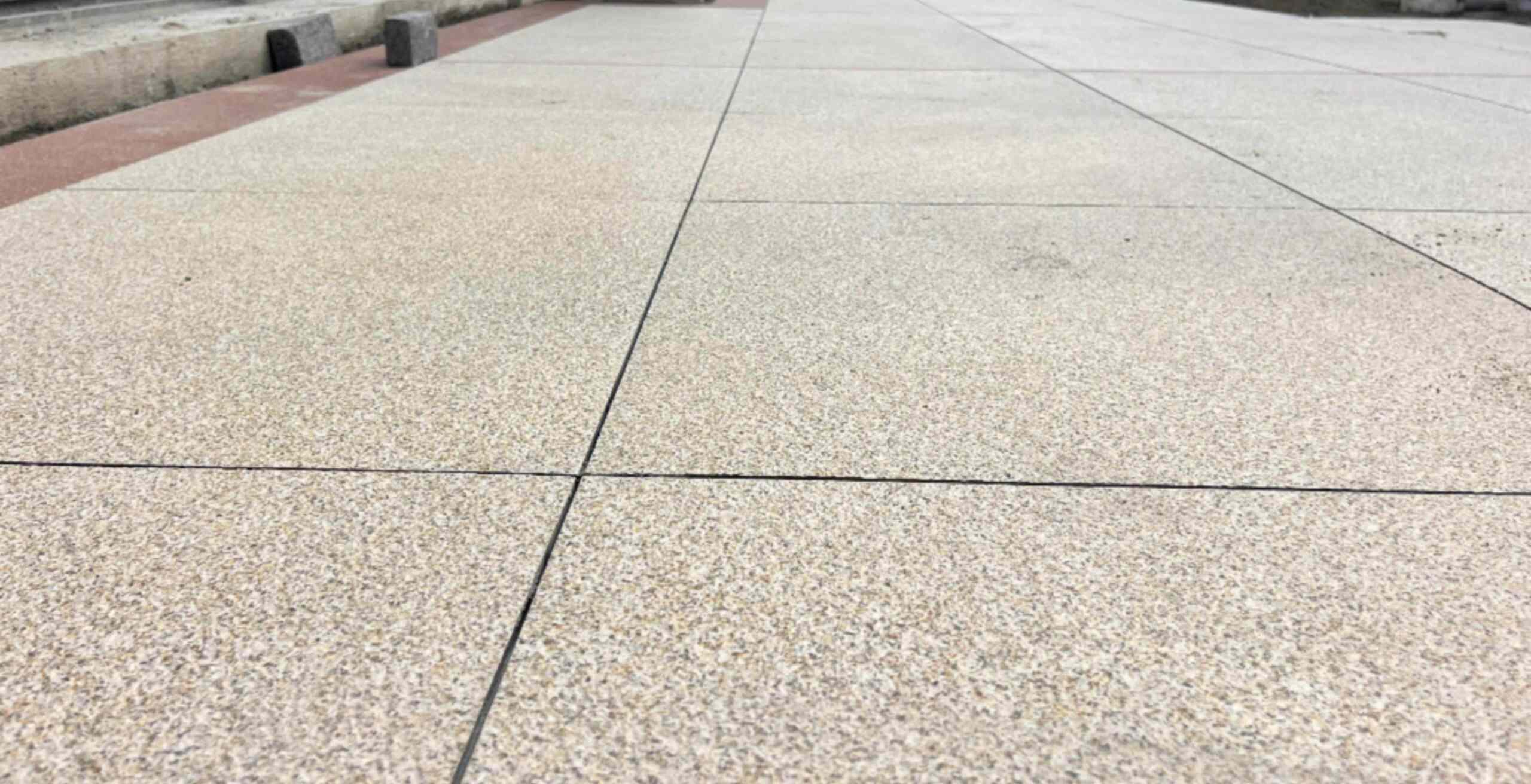 廊坊 黄金麻花岗岩石板材荔枝面地面铺装效果