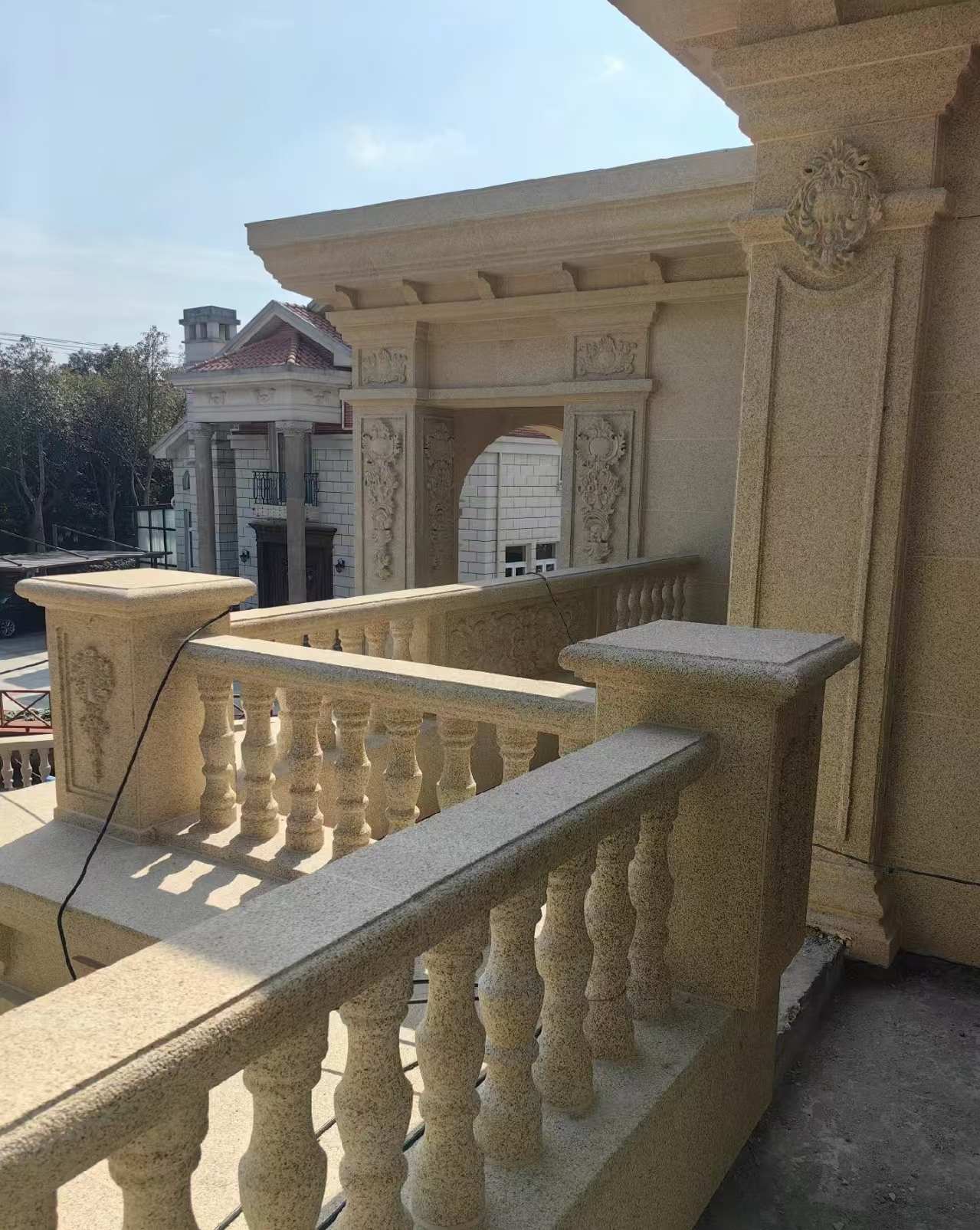 廊坊 黄金麻别墅外墙干挂雕花配合阳台栏杆花瓶柱