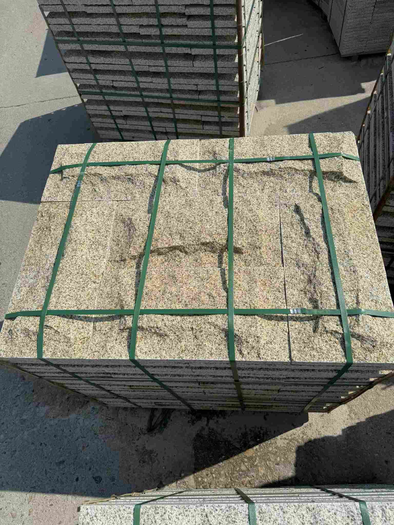 廊坊 黄金麻花岗岩石材自然面蘑菇石成品