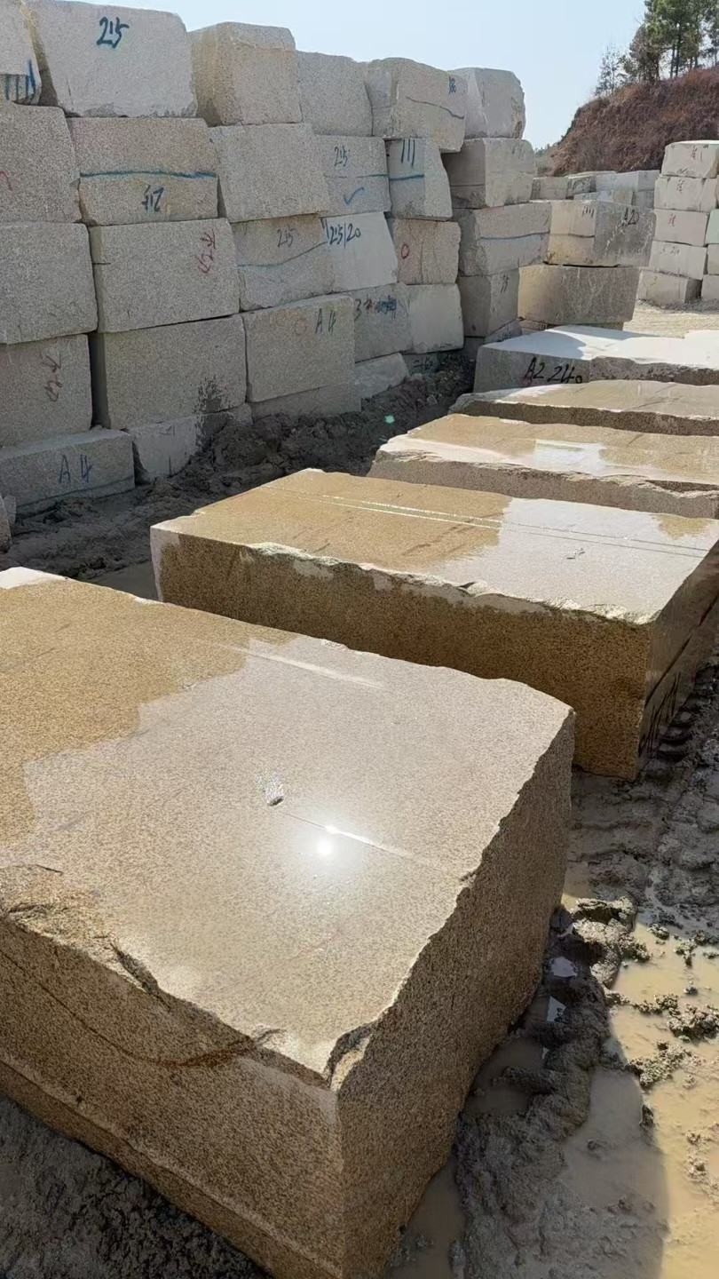 廊坊 黄金麻方料堆场洗料分选中，原材料充足