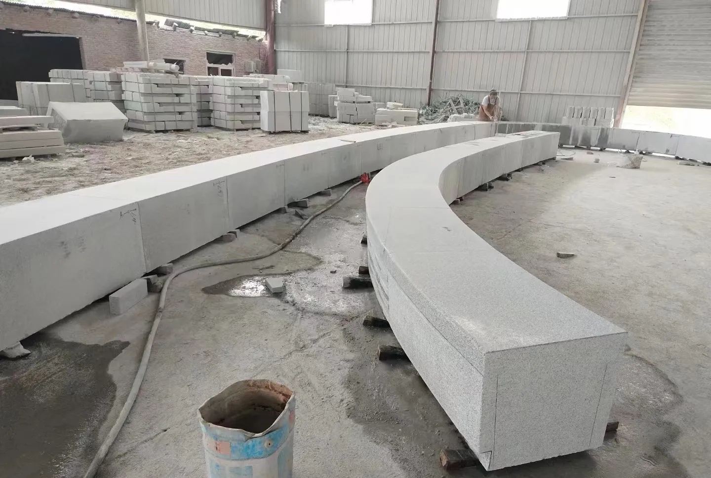 廊坊芝麻白花岗岩石板材 园林光面弧形坐凳