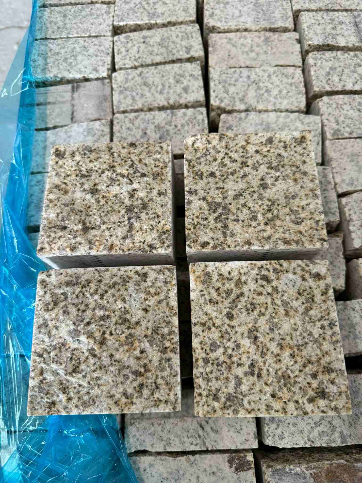 廊坊 黄金麻花岗岩自然面小方块，弹石，马蹄石等