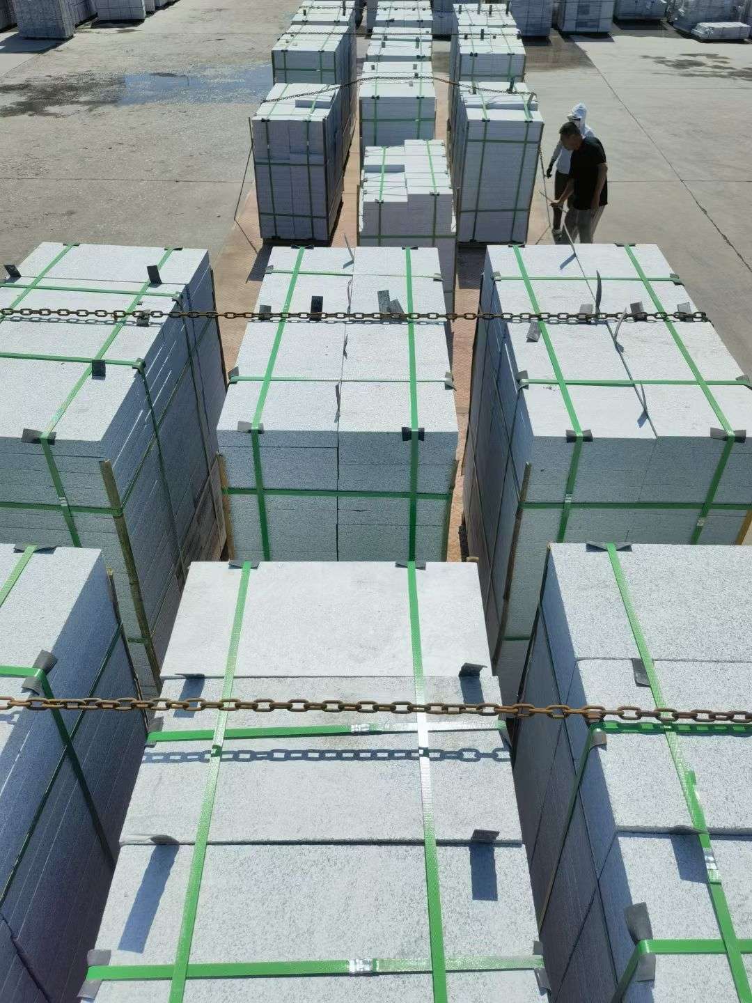 廊坊 芝麻白花岗岩5公分地铺石 花岗岩厂家工厂装车日常