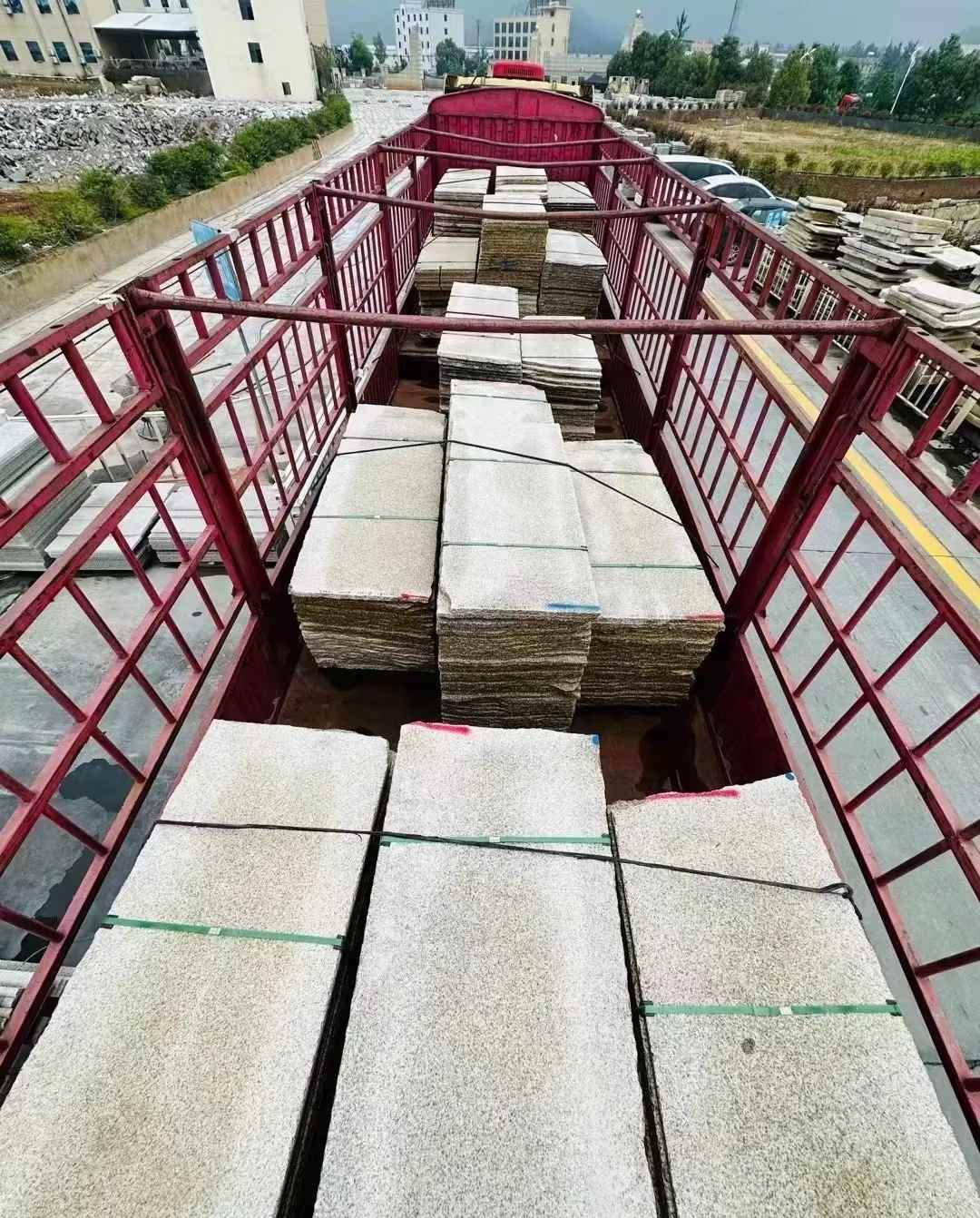 廊坊 黄金麻花岗岩荔枝面，光面毛板装车完成