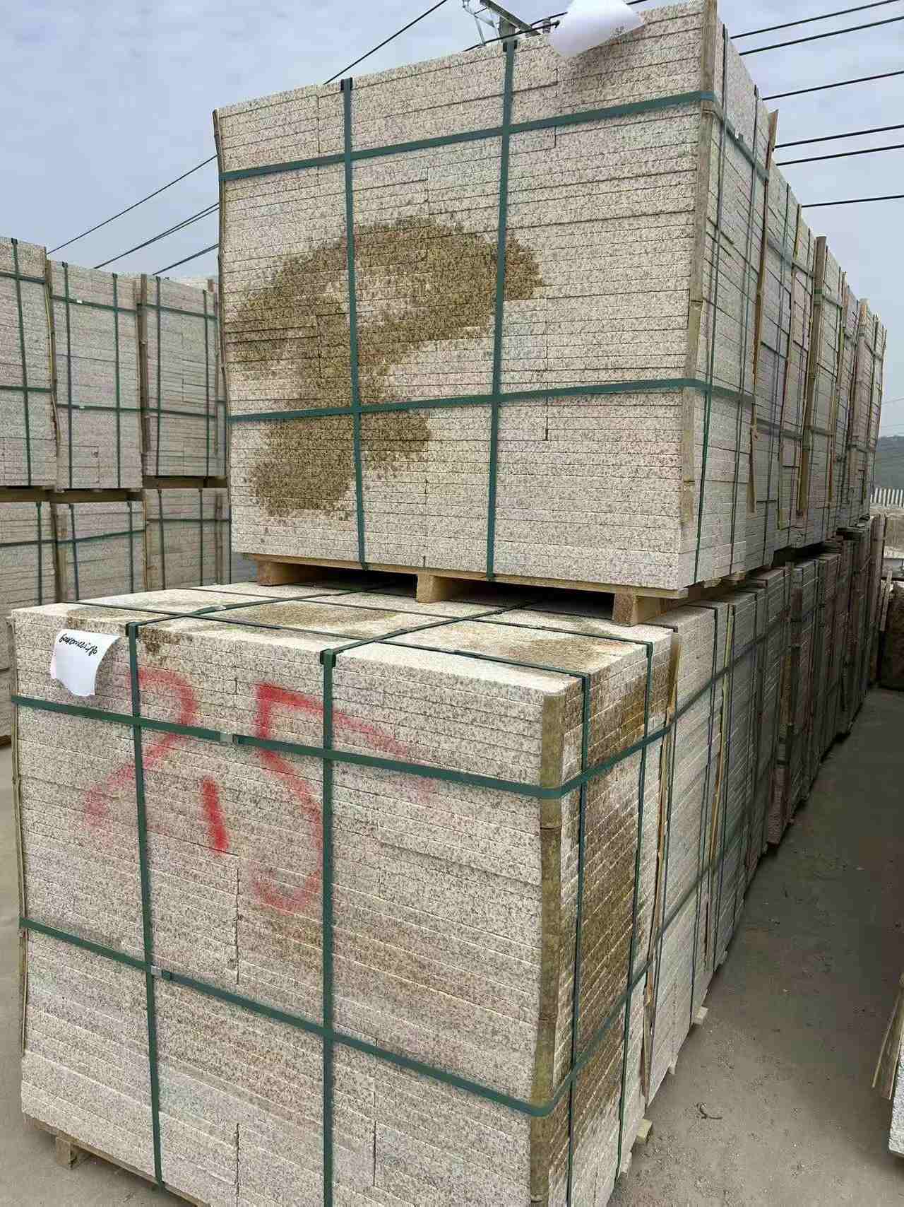 廊坊 黄金麻花岗岩石材荔枝面地铺石2.5*300*600